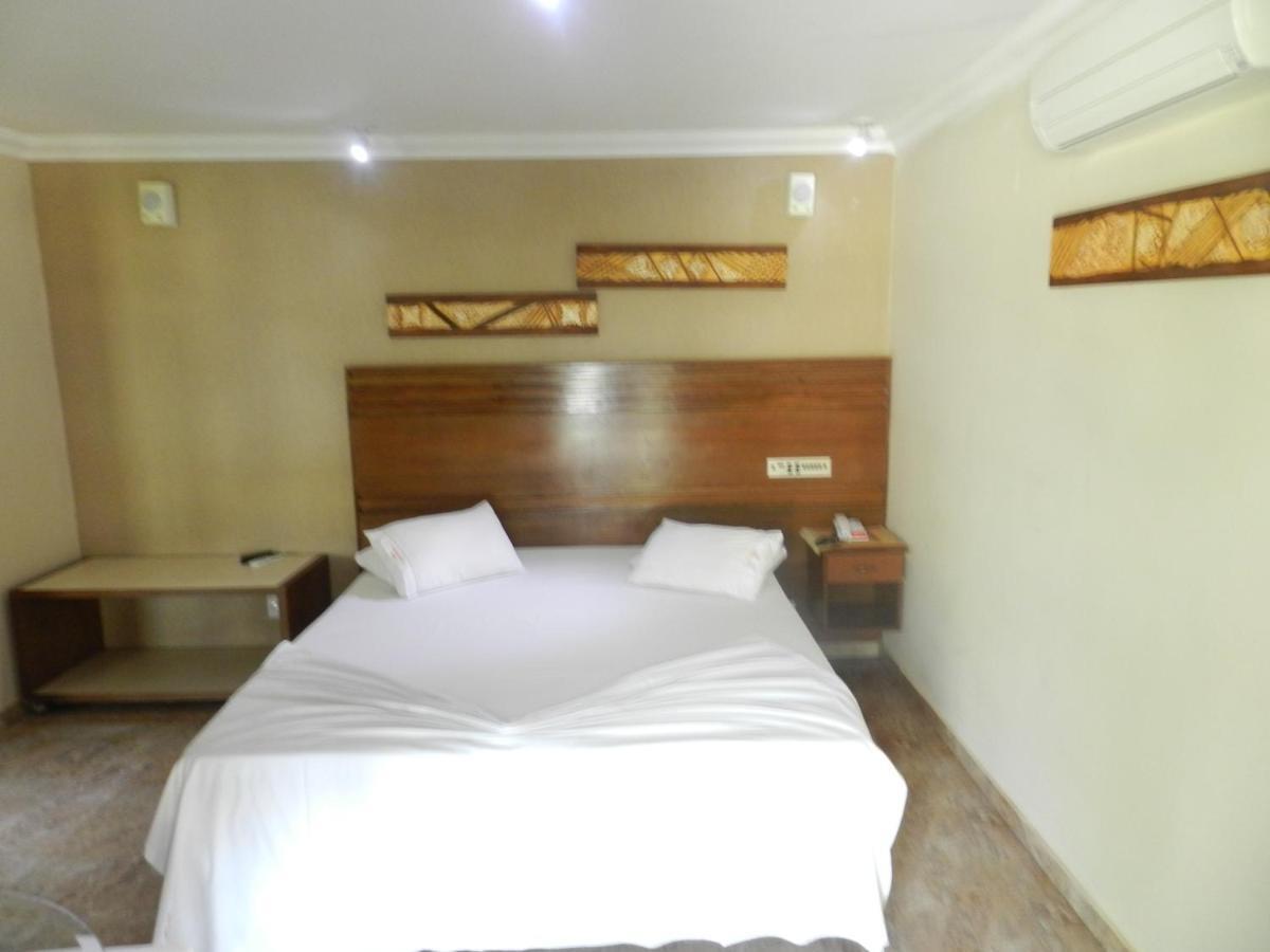 Paradise Inn Hotel 卡坦杜瓦 外观 照片